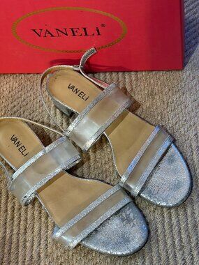 Vaneli Ulcie Silver Peeble Sandals